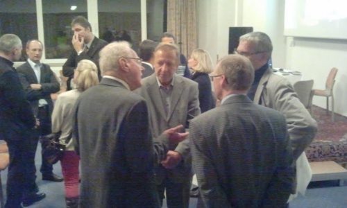Člani Kluba Rotary v Beljaku z zanimanjem razpravljajo s predavateljem dr. Zvonetom Štrubljem. (© Foto: zp)