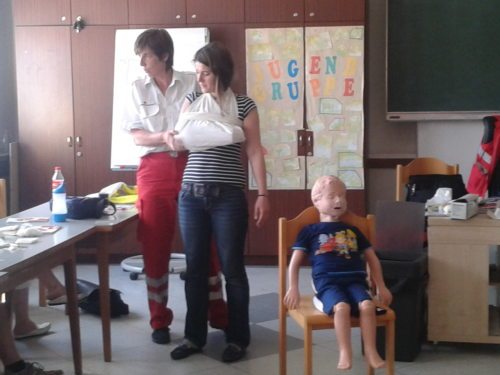 Praktische Übungen mit Frau Karin Kügele  (© Foto: Maria Traußnig)