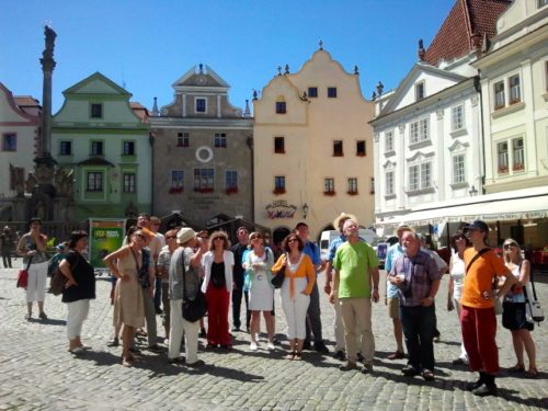 Die Teilnehmer/innen der Böhmenreise am Hauptplatz von Cesky Krumlov (© Foto: fotomax) Die Teilnehmer/innen der Böhmenreise am Hauptplatz von Cesky Krumlov (© Foto: fotomax)