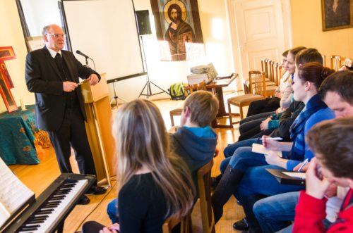 Der Dialog mit der Jugend ist ein besonderes Anliegen von Bischof Schwarz (im Bild: Begegnung im Rahmen des Jugendevents Lobpreiszeit im Jänner in Gurk).  (© Foto: KJ)