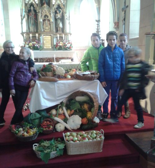 Ministranten mit den Erntegaben (© Foto: Sabine Zehentner)