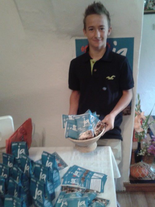 Lukas mit Fair-Trade-Produkten (© Foto: Sabine Zehentner)