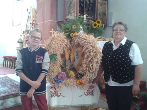 PGR Obfrau M. Zettauer und Elias vor der schönen Erntekrone (© Foto: Marianne Possegger)