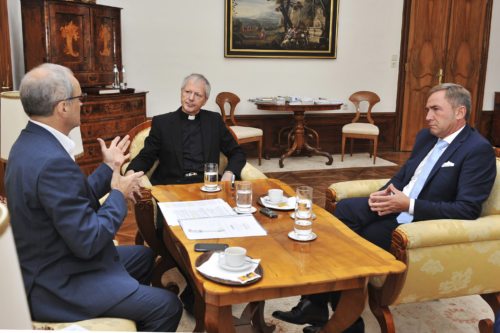 Generalvikar Engelbert Guggenberger (Mitte) und Superintendent Manfred Sauer (re.) im Gespräch mit SN-Redakteur Josef Bruckmoser in der Bischöflichen Residenz in Klagenfurt (© Foto: Pressestelle / Willers)