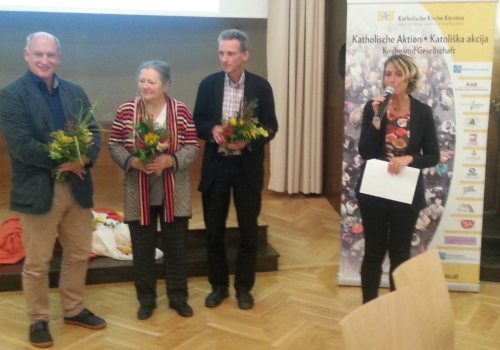  Prezidentka Iris Straßer čestita Mariji Wakounig za 25-letno sodelovanja v vodilnih funkcijah pri Katoliški akciji. Ob njej dolgoletna sodtrudnika Winfried Hude (levo) in Martin Sattleger. (© Foto: zp)