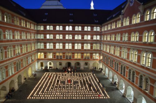 Lichterlabyrinth im Innenhof des Priesterseminares (© Foto: Piotr Karaś)