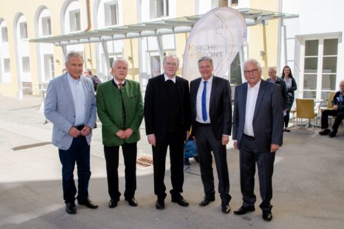 Kurt Steiner (ASVÖ), Hans-Werner Megymorez (Sportunion), Sportbischof Alois Schwarz, Landeshauptmann Peter Kaiser und Anton Leikam (ASKÖ), v.l.n.r. (© Foto: Hude/DSG Kärnten)