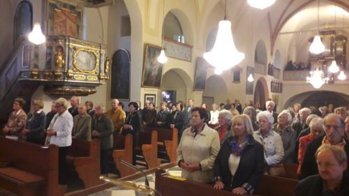 Betend und singend bei der Monatswallfahrt.  (© Foto: Florian Siegl )