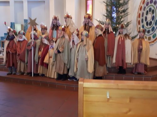 Ein Teil der Sternsingergruppen präsentierten sich bei den Teilnehmern des Gottesdienstes. (© Foto: Fotoalfa_DoBo)