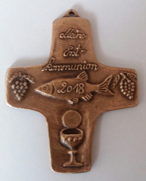Schmuckkreuz: Geschenk der Pfarre Damtschach an die zwölf Erstkommunionkinder des Schuljahres 2017/2018 (© Foto: Silvia Sereinig) Schmuckkreuz: Geschenk der Pfarre Damtschach an die zwölf Erstkommunionkinder des Schuljahres 2017/2018 (© Foto: Silvia Sereinig)