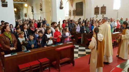 Gemeinsam singen - die Pfarrgemeinde und die heurigen Erstkommunionkinder (© Foto: Peter Artl)