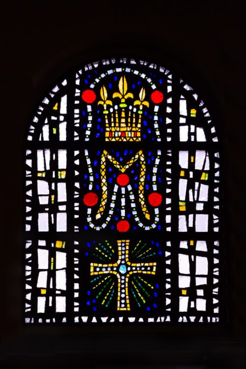 Krönung der Gottesmutter im Himmel. In das Ganze verwoben - der Rosenkranz. Darunter ein Prunkkreuz, als Siegeszeichen des Menschensohnes (Probefenster im Chor der Pfarrkirche St. Josef - Foto: Martin Jordan) Krönung der Gottesmutter im Himmel. In das Ganze verwoben - der Rosenkranz. Darunter ein Prunkkreuz, als Siegeszeichen des Menschensohnes (Probefenster im Chor der Pfarrkirche St. Josef - Foto: Martin Jordan)