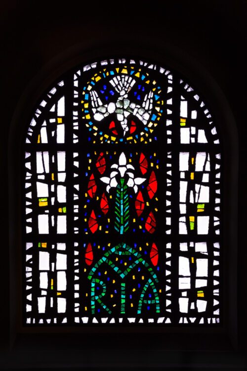 Verherrlichung der Gottesmutter - Jesu Verkündigung, mit der Gestalt der Taube, als Symbol des Heiligen Geistes, und drei Lilien, als Zeichen der Jungfräulichkeit Mariens (Probefenster im Chor der Pfarrkirche St. Josef - Foto: Martin Jordan)