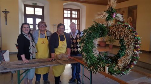 Einige Damen der Trachtenfrauen nach vollbrachter Arbeit mit der schönen Erntekrone - Bild Wiedemann