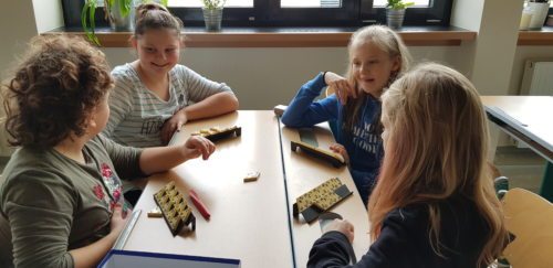 Spielen gibt Freude, erfordert gutes Überlegen, macht Spaß. Spielen gibt Freude, erfordert gutes Überlegen, macht Spaß.