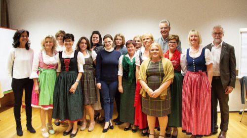 Zertifikatsverleihung für 18 AbsolventInnen des Lehrgangs „Mobile Hospizbegleitung“ (Foto: Caritas Kärnten) Zertifikatsverleihung für 18 AbsolventInnen des Lehrgangs „Mobile Hospizbegleitung“ (Foto: Caritas Kärnten)