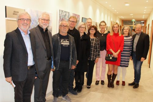 Völkermarkter KünstlerInnen mit Caritasdirektor Marketz (zweiter von links) und Moderator Raimund Grilc (erster von links) vor den Werken, die in der Begegnungswoche geschaffen wurden. (Foto: Caritas Kärnten)