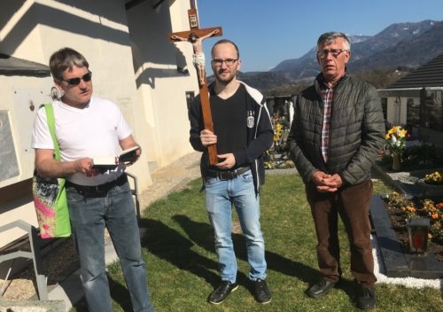 Die 13. Station des Kreuzweges vor der Fililkirche in Glantschach/Molitev križevega pota pred cerkvijo v Klančah&nbsp; Foto: Marija Perne