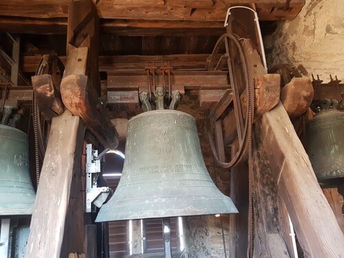 Die drei Glocken der Pfarrkirche Schwabegg im desolaten Glockenstuhl 