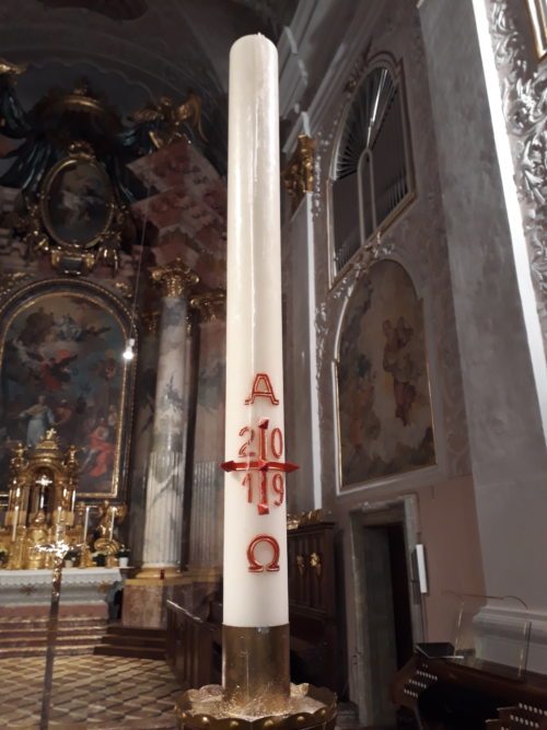 Die Osterkerze – Symbol für den auferstandenen Christus – hier im Dom zu Klagenfurt (Priesterseminar)