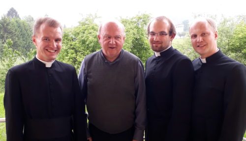 Die Pfarrgruppe gemeinsam mit Pfarrer Mag. Anton Rindler (Priesterseminar)