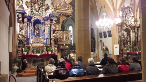 Maiandacht in der Pfarrkirche St. Stefan beim Marienaltar. (Foto: PSt).