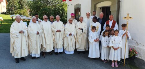 Die Priesterjubilare Schachner, Ortner, Moritz, Unterberger, Omelko, Ferencic und Wedenig (v. l.) mit Generalvikar Sedlmaier; Foto: Pfarre Saak