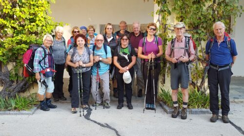 Die Pilgergruppe am Beginn ihrer Wanderung in St. Georgen am Längsee (Pfarre Viktring-Stein)