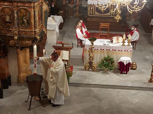 Der Priester segnet das Taufwasser mit dem dreimaligen Einsenken der Osterkerze in das Wasser. (Bild: P.St.).