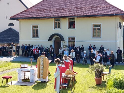 Festgottesdienst zu Fronleichnam im Freien. (Bild: P.St.).