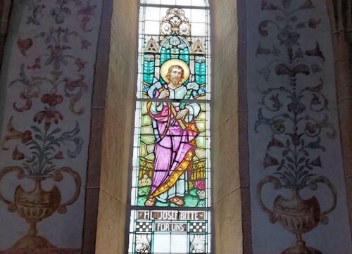 Heiliger Josef – Glasfenster im Hochaltarbereich der Pfarrkirche St. Stefan an der Gail. (Foto: P.St.). Heiliger Josef – Glasfenster im Hochaltarbereich der Pfarrkirche St. Stefan an der Gail. (Foto: P.St.).