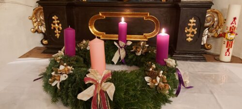 Zweiter Advent: Adventkranz beim Marienaltar. Medjugorje-Andacht und Vorabendmesse in St. Paul. (Bild: P.St.).