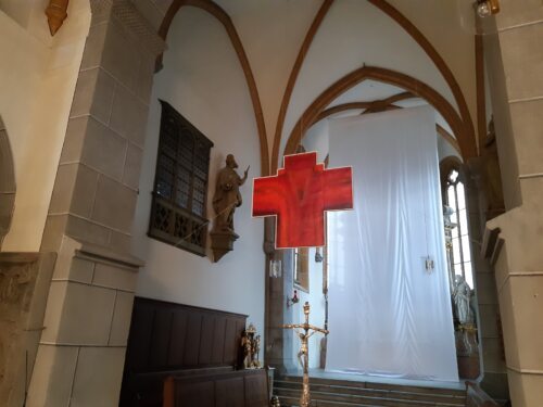 Kunstinstallation „In der Kraft des Kreuzes“ in der Pfarrkirche Wolfsberg. Foto: Stadtpfarre Wolfsberg Kunstinstallation „In der Kraft des Kreuzes“ in der Pfarrkirche Wolfsberg. Foto: Stadtpfarre Wolfsberg
