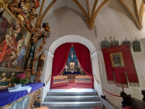 Dieser Blick auf den Seitenaltar mit dem Fastentuch „Dornenkrönung“, den südlichen Altarraum mit dem Kreuz- bzw. Arme-Seelen-Altar sowie vier der vierzehn Kreuzwegstation vermittelt ergreifende Eindrücke vom Leiden und Sterben Jesu. (P.St.).