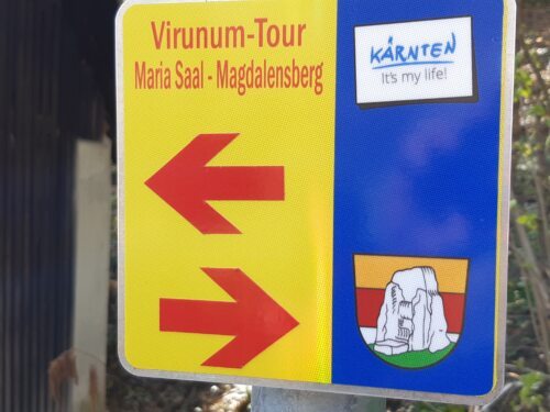 Wegweiser auf der Virunum-Tour