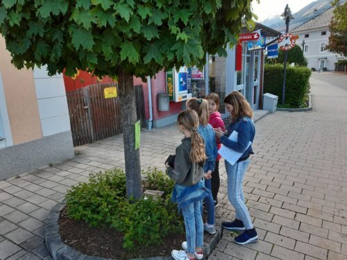 “Rätselralley“ - in Möllbrücke: Die Teilnehmer*innen machten sich “auf den Spuren von Don Alfredo“ (Foto: Peter Artl) “Rätselralley“ - in Möllbrücke: Die Teilnehmer*innen machten sich “auf den Spuren von Don Alfredo“ (Foto: Peter Artl)