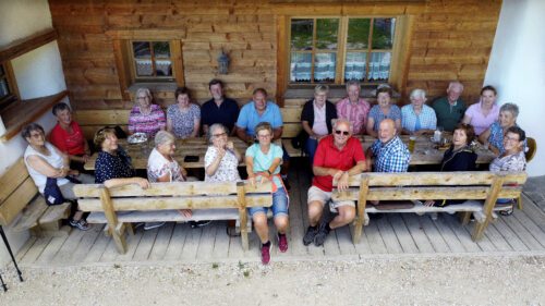 Mitten im Leben - Gruppenteilnehmer*innen bei der Schulterkogelhütten