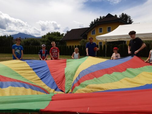 “Gemeinschaft und Vertrauen“ wurde bei den Kids der Sommerwoche im AdFontes auch gelebt! (Foto: © Peter Artl)