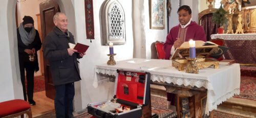 Erwin Dirnbacher überreicht Pfarrer Suresh Meriga das “Einstandsgeschenk“ der Pfarre  (UHO)