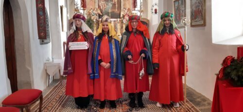 Unsere Kranzlhofner Sternsinger Chantal, Selina, Konstanze, Marina (UHO)