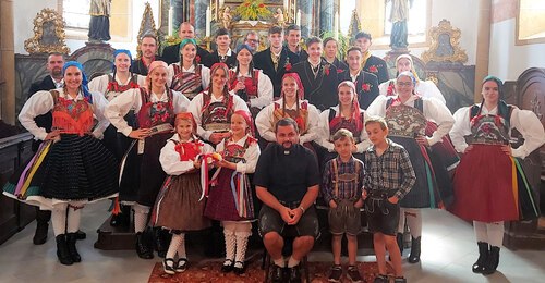 Kirchtag-Sonntag, 21. Aug. 2022: Burschenschaft St. Stefan, Trachtenkinder, Ministranten und Pfarrer Martin in der Pfarrkirche. Bild: P.St.