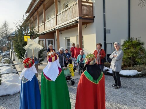 Sternsinger zu Besuch In Altesheim Steindorf.