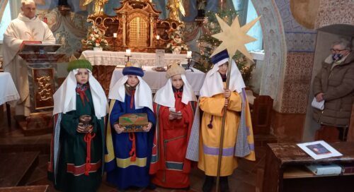 Die Sternsingergruppe Stöcklweingarten zu Besuch in der Sonntagsmesse<br />
(Foto: Rainer Furlan) Die Sternsingergruppe Stöcklweingarten zu Besuch in der Sonntagsmesse<br />
(Foto: Rainer Furlan)