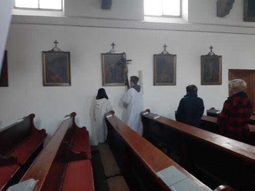 Kreuzweg in der Pfarrkirche (JW).
