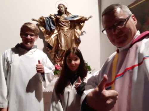Mia, Clemens und Pfarrer bei Maiandacht (JW)