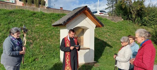 Gebet bei der ersten Kreuzwegstation „Jesus wird zum Tode verurteilt“. (Bild: P.St.).