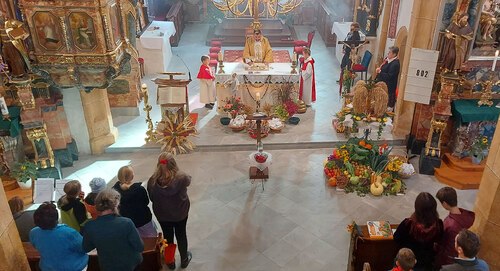 Heilige Messe in der anlässlich des Erntedankfestes entsprechend geschmückten Pfarrkirche St. Stefan. Bild: P.St. Heilige Messe in der anlässlich des Erntedankfestes entsprechend geschmückten Pfarrkirche St. Stefan. Bild: P.St.