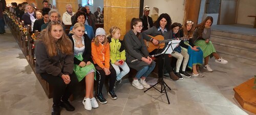 Musikalische und gesangliche Umrahmung: Margot und Kristina Lackner sowie die Jungschar St. Stefan. Bild: P.St. Musikalische und gesangliche Umrahmung: Margot und Kristina Lackner sowie die Jungschar St. Stefan. Bild: P.St.