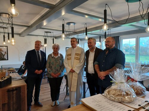 von links nach rechts od desno na levo: Bürgermeister župan Franz Richau, Frau gospa Seidl, Provisor Marijan Marijanovič, Shahin Nejad, Roland Steiger. Foto: Postrajnca