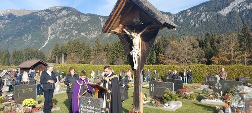 Allerheiligen 01. Nov. 2022 - Gebet beim Kreuz am Friedhof. (Bild: P.St.).